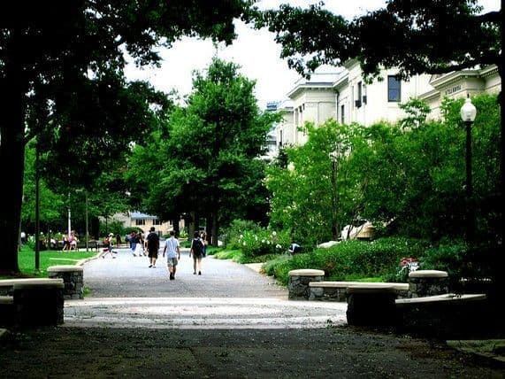 7 - American University, DC - Está prohibido dejar autos al ralentí en el campus. Es decir, encendidos y sin mover, mientras el motor consume combustible.