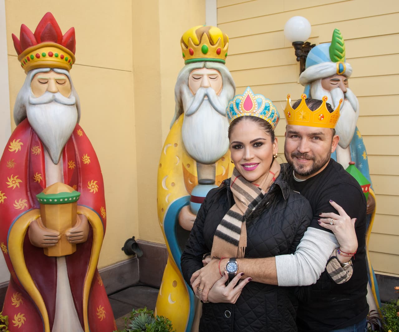 La pareja se mostró muy contenta disfrutando de la celebración; sin embargo, en las fotos no se ve su hija Ximena de 9 meses de edad.