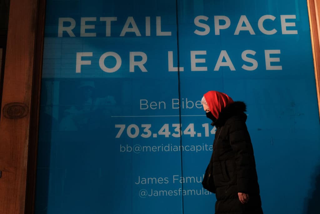 Solicitudes de ayuda por desempleo caen en la última semana, muestra de una precaria recuperación laboral