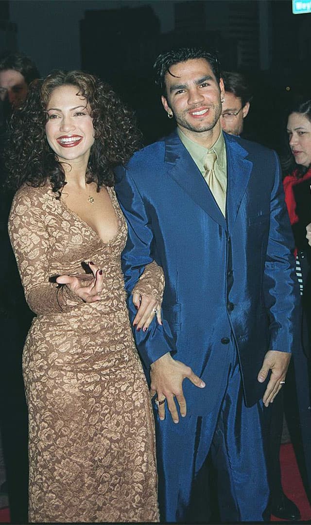 En 1997 la cantante de 'On the floor' 
<b><a href="https://www.univision.com/entretenimiento/chismes/sofia-vergara-informo-a-ojani-noa-de-la-infidelidad-de-jennifer-lopez" target="_blank">se casó con Ojani Noa</a></b>, un camarero cubano. El matrimonio terminó 11 después. 
<br>