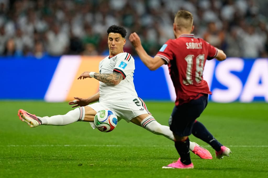 El mexicano Jorge Sánchez bloquea un balón del checo Michal Sadilek durante el partido