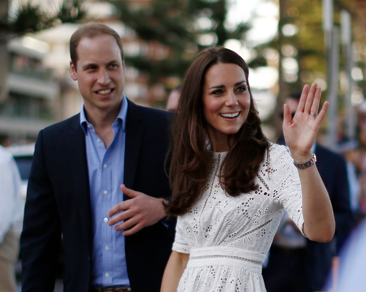 Los viajes oficiales de la realeza son observados con detalle. La elección de sus atuendos no es fortuita y generalmente 
<a href="https://www.univision.com/estilo-de-vida/moda/kate-middleton-y-sus-8-lecciones-de-como-lograr-que-la-moda-clasica-no-sea-aburrida-fotos#1bcfc8190000">manda algún mensaje</a>, ya sea a la audiencia o al país huesped. Durante su gira de tres semanas por Australia y Nueva Zelanda en 2014, Kate Middleton dio lecciones de estilo, eligiendo siempre los atuendos apropiados para la ocasión. 
<br>
<b><a href="https://www.univision.com/estilo-de-vida/moda/kate-middleton-y-sus-8-lecciones-de-como-lograr-que-la-moda-clasica-no-sea-aburrida-fotos#1bcfc8190000">Ver: Las 8 lecciones de Kate Middleton en su viaje oficial por India </a></b>
<br>