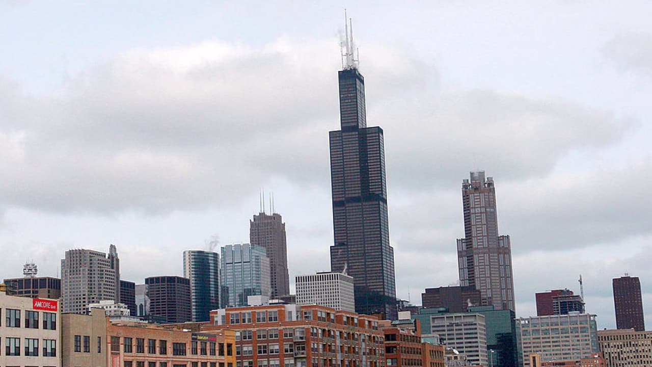 Chicago enfrenta un día nublado, frío y con copitos de nieve dispersos