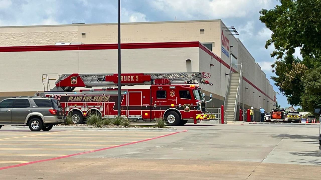 Bomberos de la ciudad de Plano llegan a una tienda Costco tras el reporte de una fuga de gas.