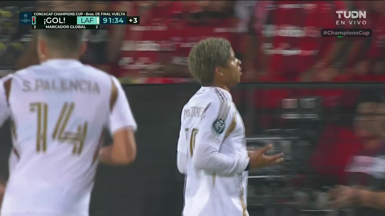 ¡Golazo enfermo de Martínez! Desde fuera del área el venezolano pone el 1-2