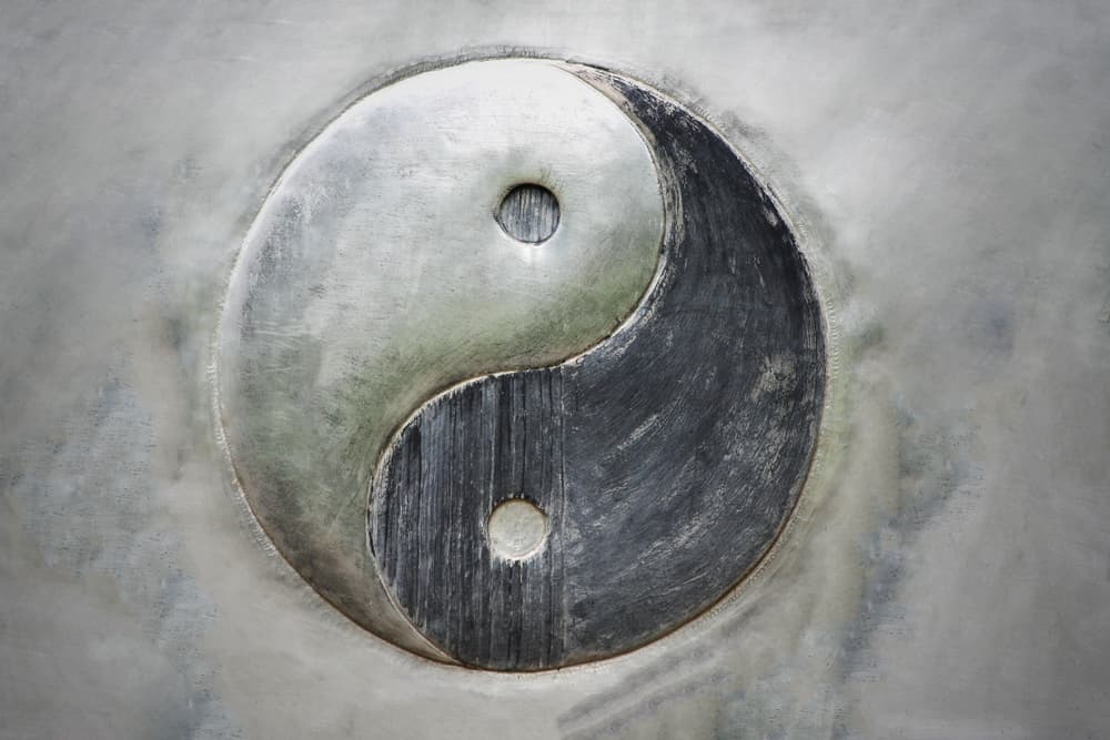 Alguna joya u objeto decorativo con el símbolo universal del yin y yang funcionan como amuleto maravilloso para este último signo del Zodiaco y así, conseguir el equilibrio que tanto anhela en su vida.
