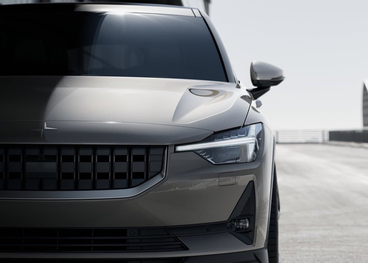 <b>Polestar 2</b>
<br>
<br>Acompañando al Polestar 1, está el Polestar 2, un hatchback de cuatro puertas totalmente eléctrico que toma su plataforma del Volvo XC40. El carro es motivado por dos motores eléctricos que producen un total de 402 caballos de fuerza y 487 lb-pie de torque. Según el fabricante, se estima que Estados Unidos el Polestar 2 tenga una autonomía que ronde las 310 millas.
<br>
<br>Dato interesante: el interior del Polestar 2 es vegano, ya que ninguno de sus componentes está fabricado con materiales de origen animal.
<br>