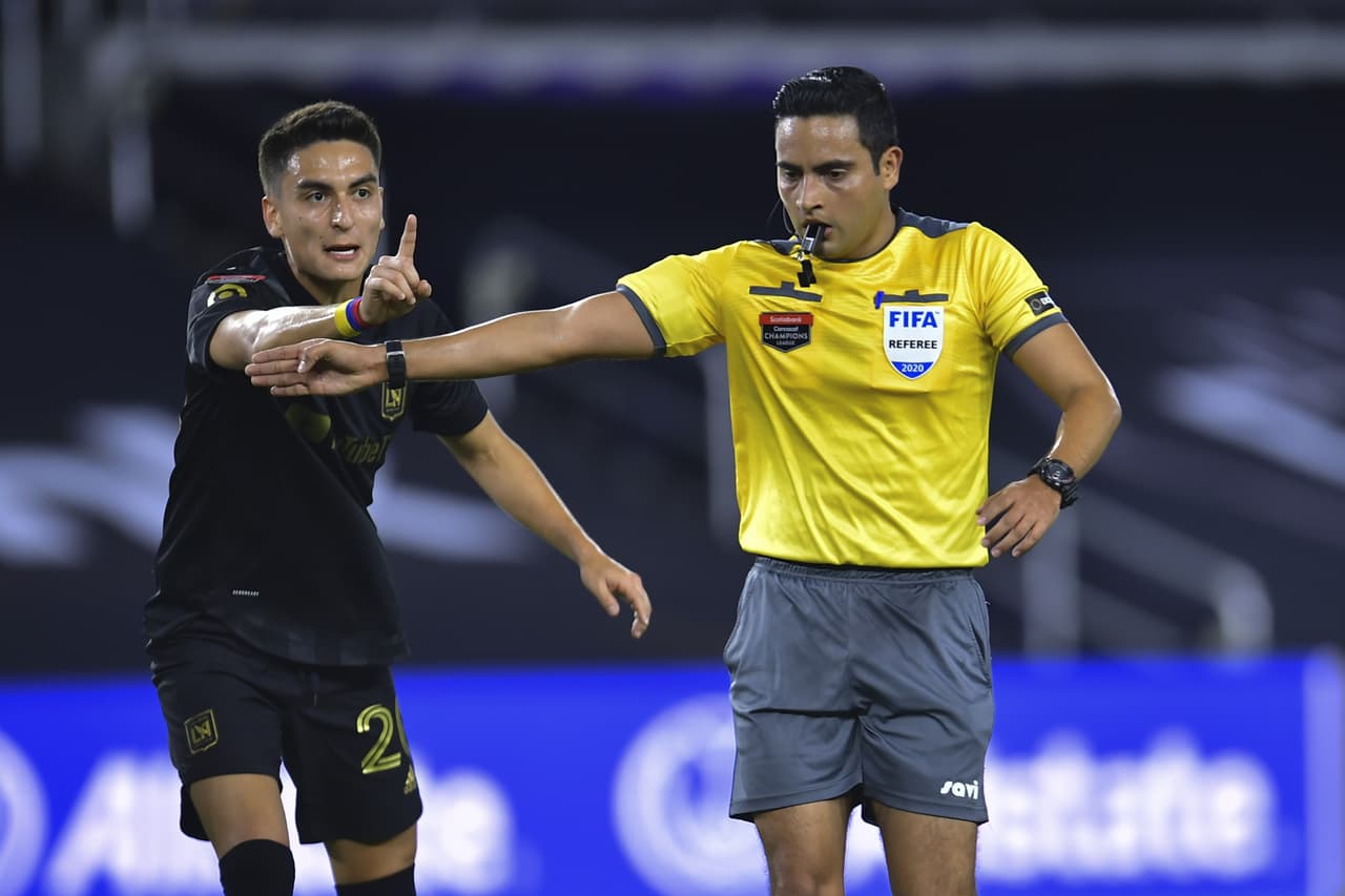 Carlos Vela y Kwadwo Opoku consiguen imponerse al Cruz Azul 2-1 en partido único y avanzan a las semifinales del torneo.