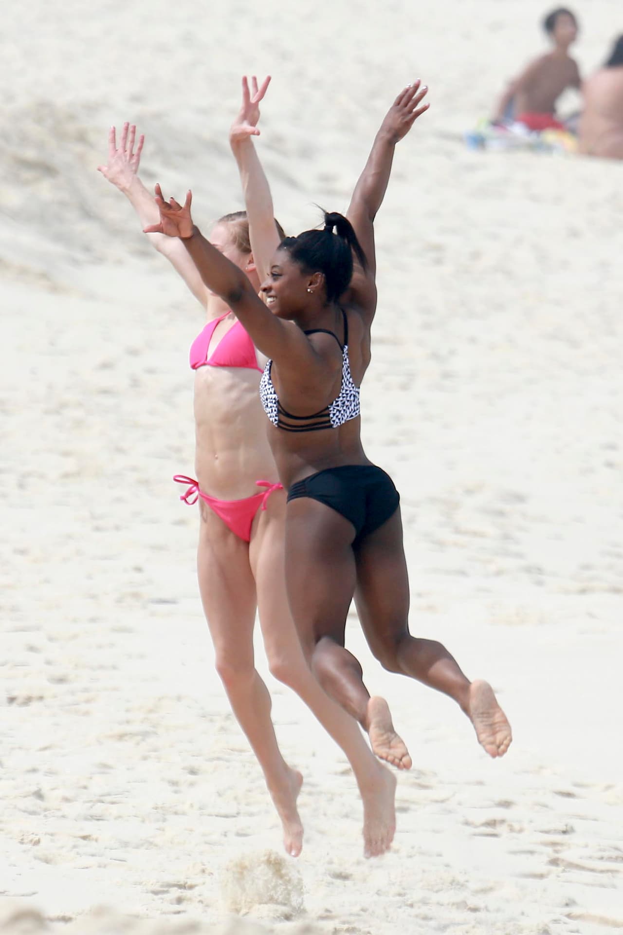 Unos cuantos saltos para la foto del recuerdo en su día de playa.