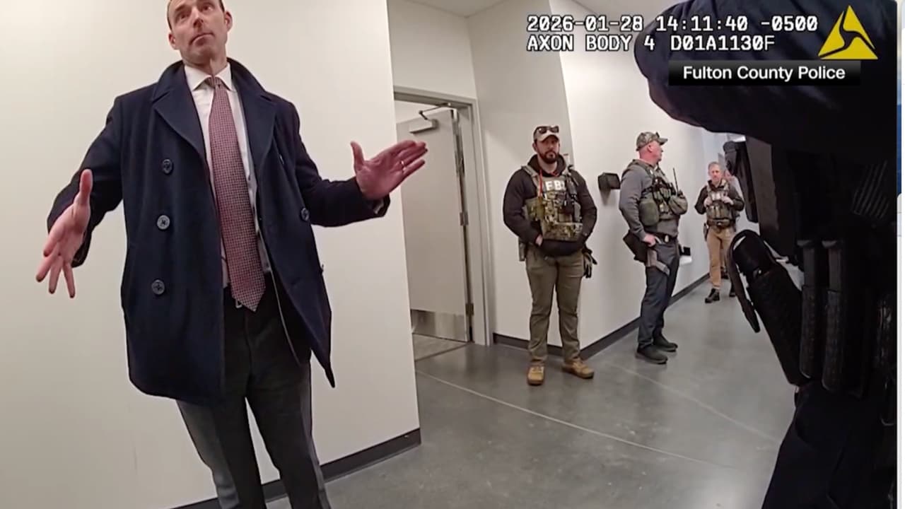 Cámaras muestran confusión y tensiones en allanamiento del FBI al centro electoral de Fulton