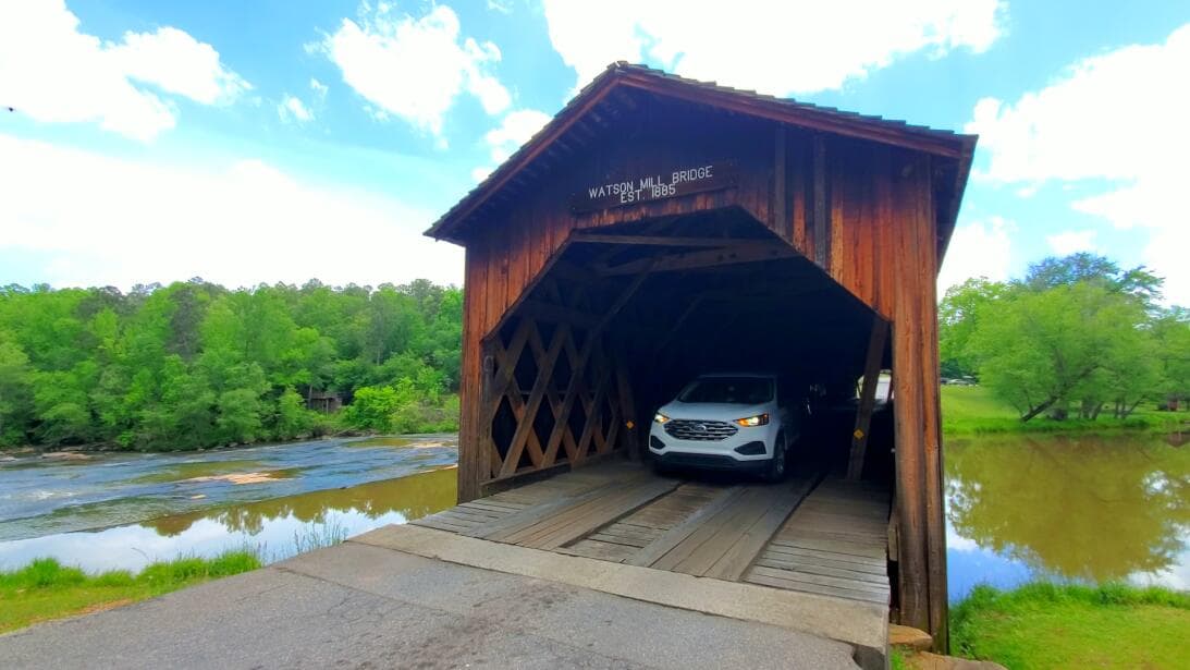 El puente fue construido en 1885 por Washington (W.W.) King, hijo del esclavo liberado y famoso constructor de puentes cubiertos Horace King, según el Departamento de Recursos Naturales de Georgia.
