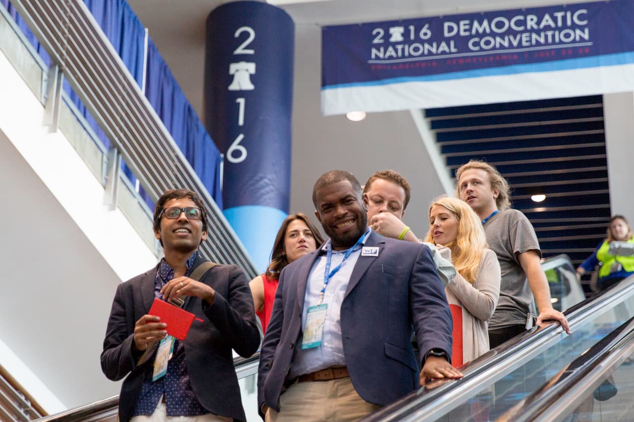 Una de las escaleras a los pisos superiores de Wells Fargo Center de Filadelfia, lugar donde se realiza la convención demócrata.