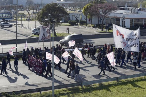 El paro se produce en momentos en la economía entró en recesión y la inflación anual alcanza el 40%, según consultoras privadas.