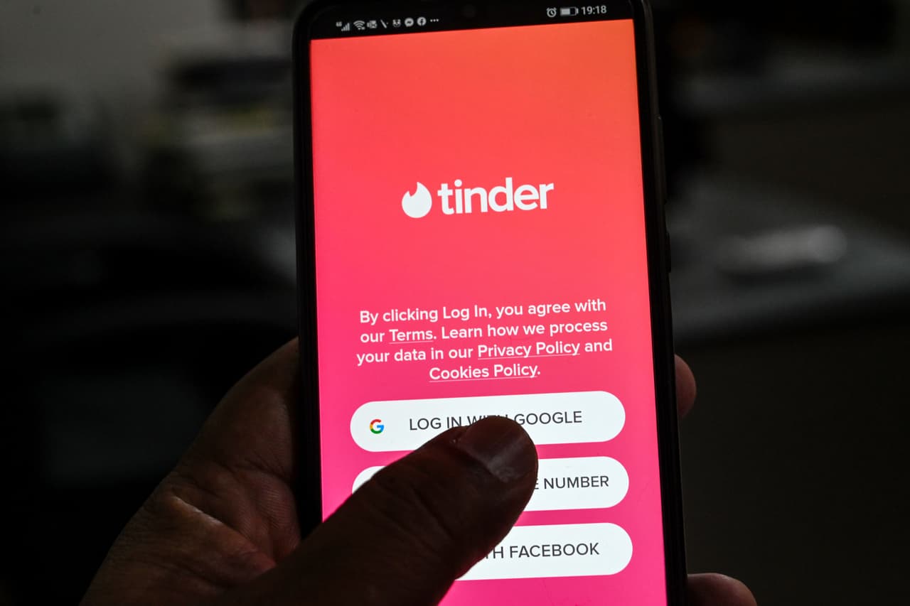 <h3 class="cms-H3-H3">9. Tinder</h3>
<br>
<br>Otra de las aplicaciones de citas y encuentros entre personas que se han seleccionado mutuamente también 
<b>exige un 77% de las funciones del celular del usuario. </b>
<br>
<br>