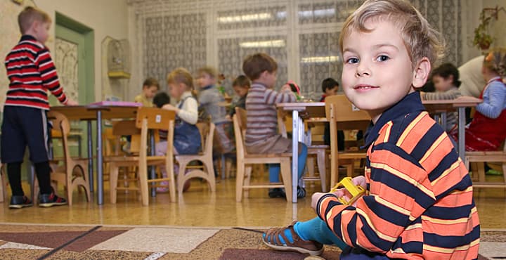 Vendedores que proveen servicios o productos esenciales, incluyendo 
<b>apoyo logístico y tecnológico, cuidado de niños y servicios:</b>
<br>-Programas y servicios de cuidado de niños
<br>-Logística
<br>-Apoyo tecnológico a los servicios en línea
<br>-Edificios de propiedad del gobierno o alquilados
<br>-Servicios gubernamentales esenciales