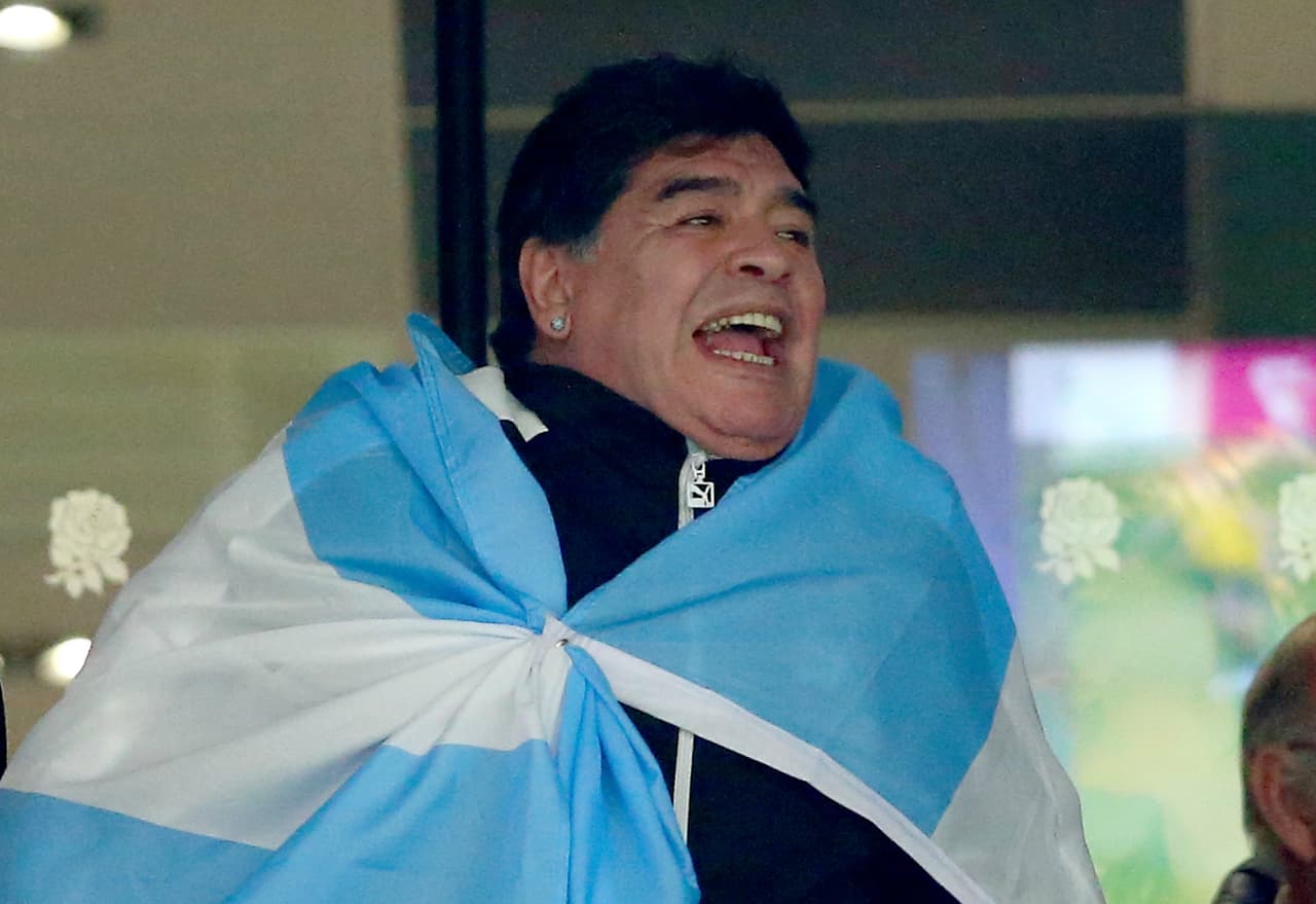 <b><a href="https://www.clarin.com/deportes/murio-diego-armando-maradona-sufrio-paro-respiratorio-grave_0_hCcpbyiC-.html" target="_blank">Diego Armando Maradona falleció</a></b> este miércoles 25 de noviembre a causa de un paro cardíaco, según informaron medios argentinos como El Clarín.
<br>