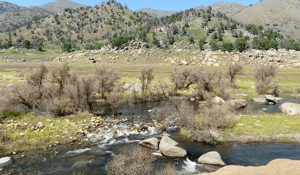 El afluente desemboca en el sur de Sierra Nevada en el condado de Tulare, California
<br>a solo tres horas de Los Ángeles vía las autopistas I-5 N y la CA-99 N.