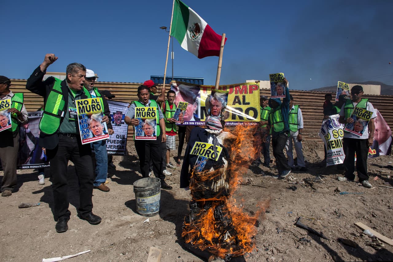 La quema de la piñata con la figura de Trump se hizo en Tijuana, justo en la frontera entre México y Estados Unidos, en protesta por la dura política migratoria del presidente estadounidense.