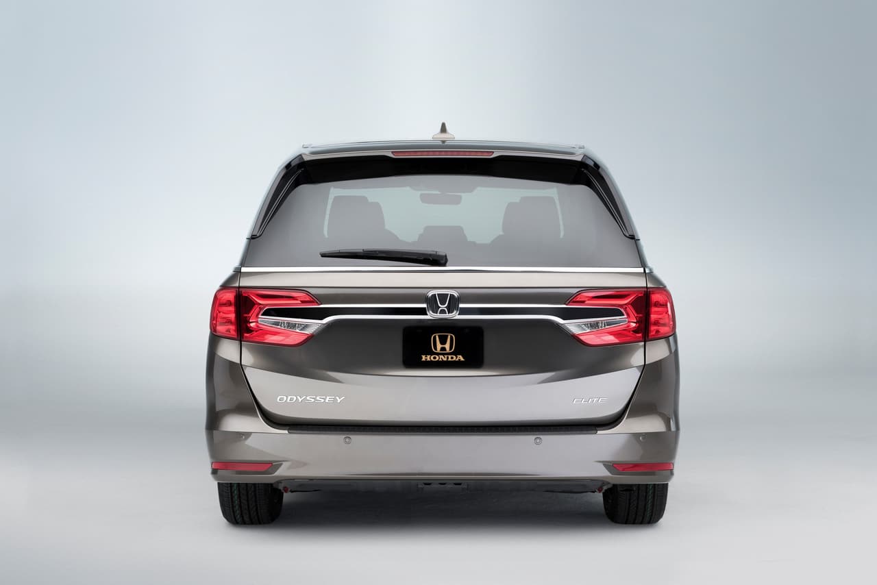 La cola de la Honda Odyssey muestra un borde cromado que conecta las ópticas traseras, con el emblema de la marca en el centro.