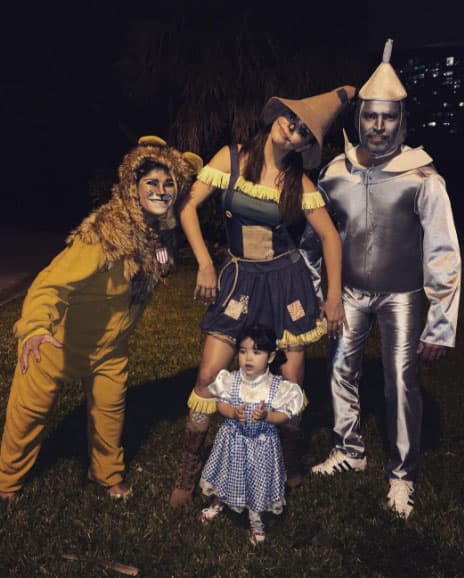 Los Martínez Of Oz pidiendo dulce o truco.