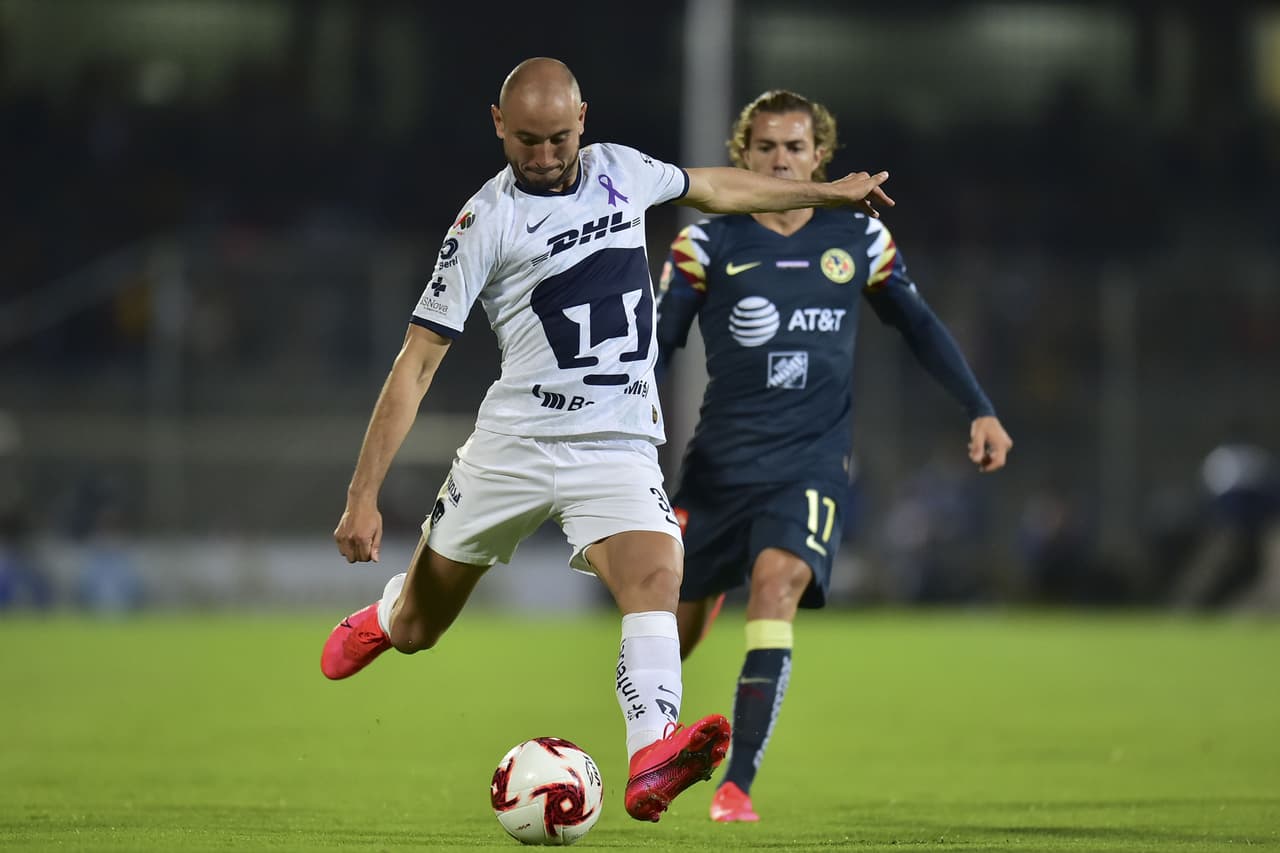 Carlos González recupera el balón en la salida del América y decide probar a puerta, pero su disparo sale muy desiado del arco de Guillermo Ochoa.