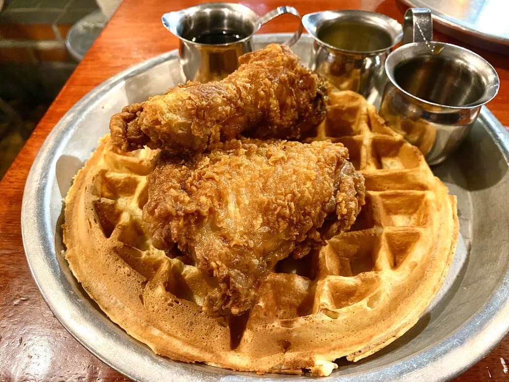 <b>Beasley's Chicken & Honey</b>
<br>Dirección: 237 S Wilmington St Raleigh, NC 27601
<br>Teléfono: (919) 322-0127
<br>Sitio web: 
<a href="https://ac-restaurants.com/beasleys/">https://ac-restaurants.com/beasleys/</a> 
<br>
<b><a href="https://www.yelp.com/map/beasleys-chicken-and-honey-raleigh">Cómo llegar</a></b>
<br>
<br>“Carnes blancas y oscuras, ensalada de repollo y tomate asado, macarrones con queso con pimiento y, por supuesto, un waffle crujiente o una galleta increíblemente escamosa, se encuentran entre los alimentos básicos reinventados que encontrará en Beasley's. Más sorprendente es nuestra lista de champán, uno de los maridajes de pollo frito favoritos del Chef, que va desde Brut todos los días hasta botellas para ocasiones especiales”, dicen sus propietarios.