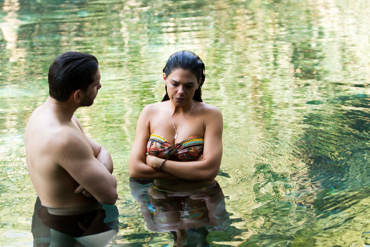 Ella intentó hablarle con sinceridad, pero le ocultó que vivió un romance fugaz con Dave. Solamente pudo contarle que terminó decepcionada al descubrir que la usó para acercarse a su organización.