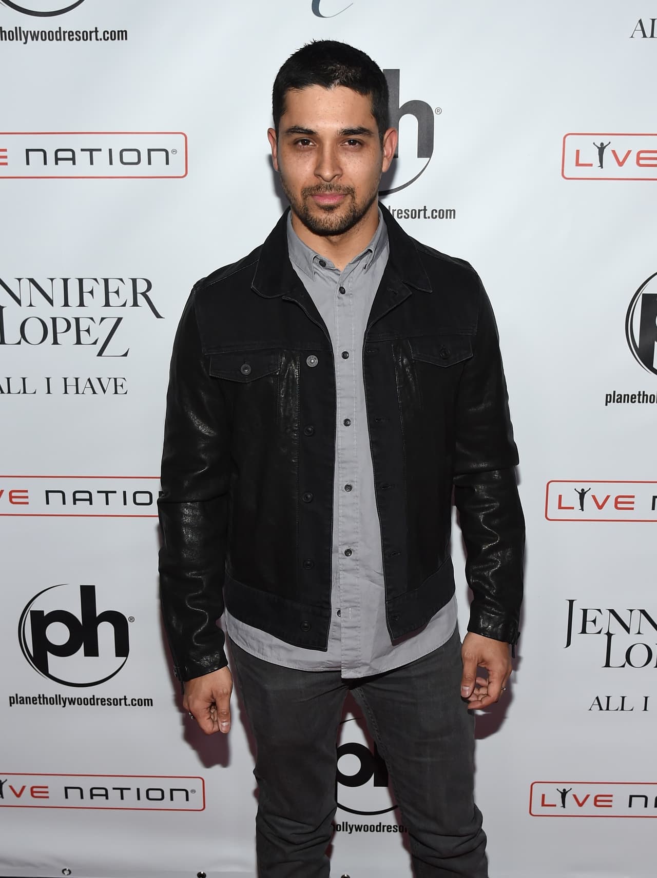 Wilmer Valderrama llegó solo, sin Demi, vistiendo muy casual.