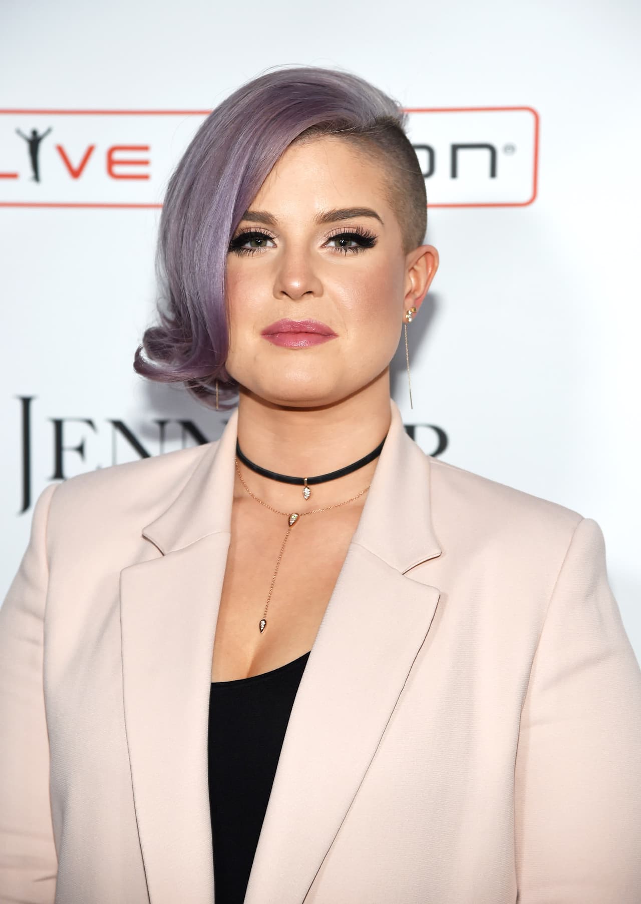 Kelly Osbourne llegó guapísima y desfiló por la alfombra con ese estilo que la caracteriza.