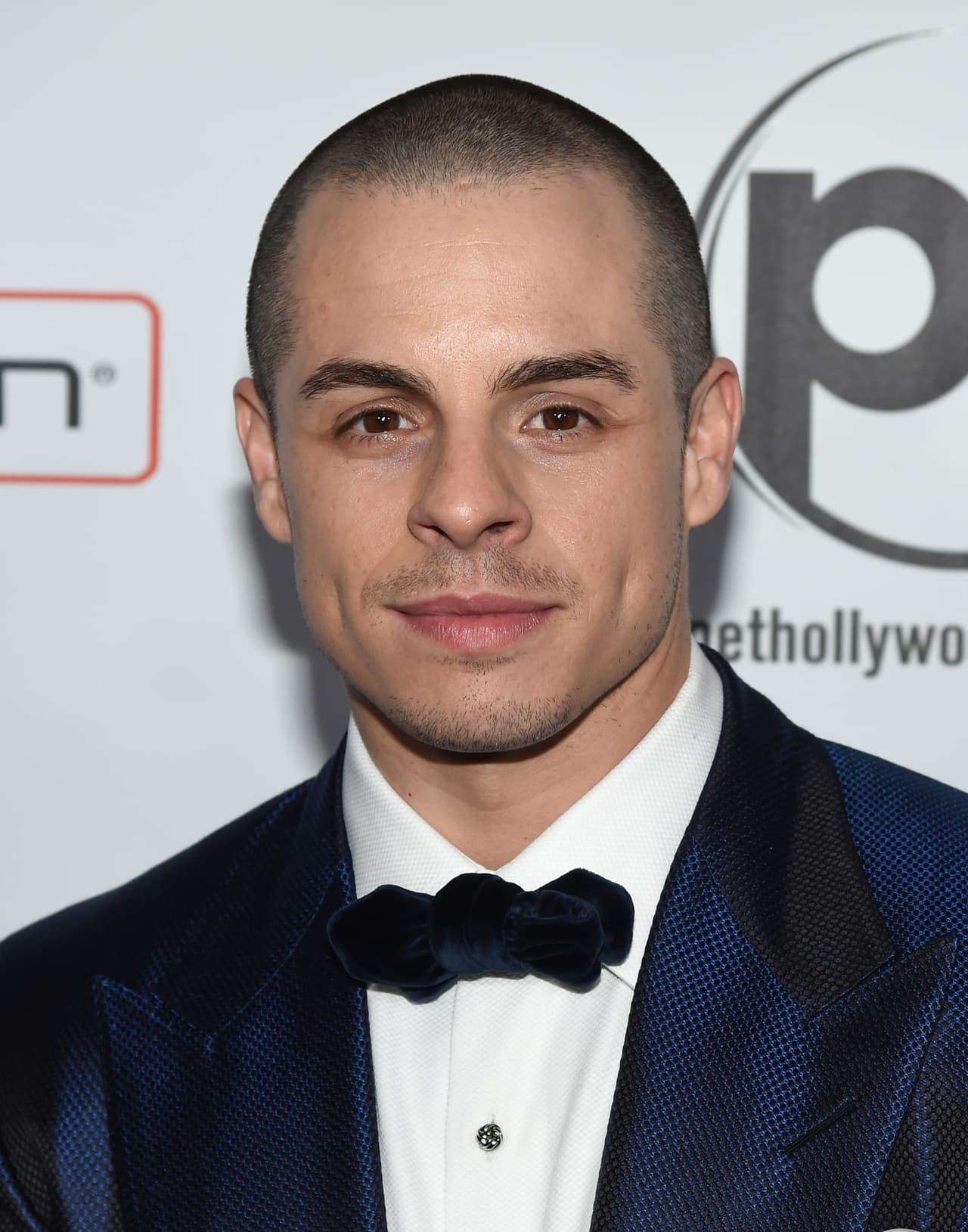 Casper Smart fue de los primeros en llegar, y posó como todo un galán en la alfombra previa al show.