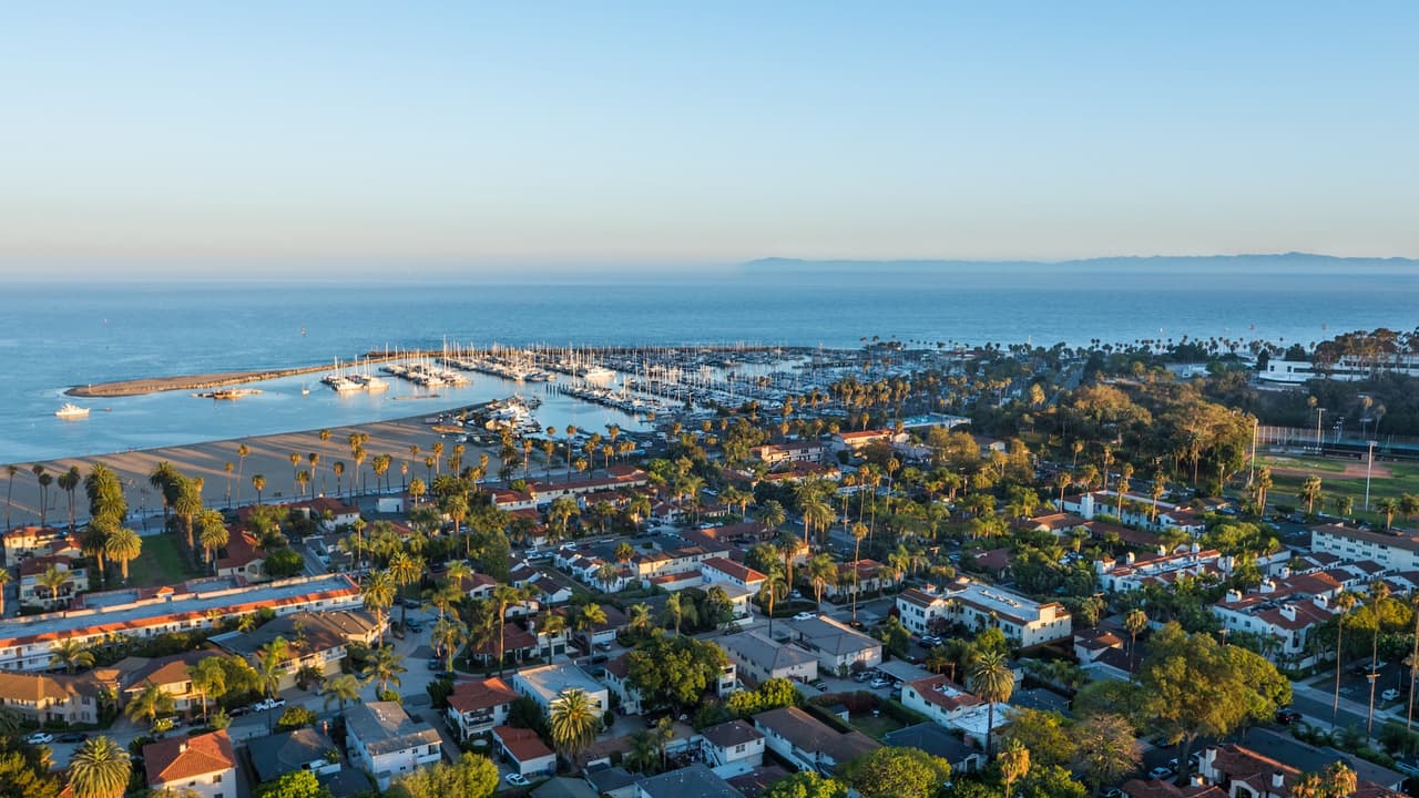 <b>Santa Barbara</b>
<br>Situada en la costa central de California, entre Los Ángeles y San Francisco. Es conocida por su arquitectura de estilo colonial español, playas como East Beach y Leadbetter, y su proximidad a las montañas de Santa Ynez. Es un destino popular para el turismo de lujo y actividades al aire libre.
<br>
<br>Costo promedio de vivienda: En enero de 2025, 
<b>el precio medio de venta de una vivienda fue de $2,163,000.</b> Salario promedio: Se estima que el ingreso medio de los hogares en la región ronda los $96,000 anuales.