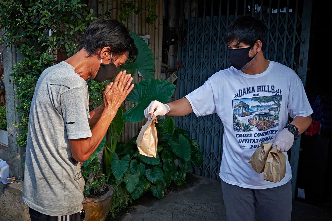 <b>‘Juegos del hambre’.</b> “Chiang Mai es una ciudad del norte de Tailandia y en los últimos años ha tenido un gran desarrollo turístico, pero en 2020 esta industria desapareció repentinamente por la pandemia. Muchas personas se quedaron sin trabajo y no pueden alimentar a sus familias. Todos los días se ven obligados a hacer largas colas para conseguir una ración de comida donada por voluntarios”. Tercer lugar en la categoría ‘prensa/noticias’.