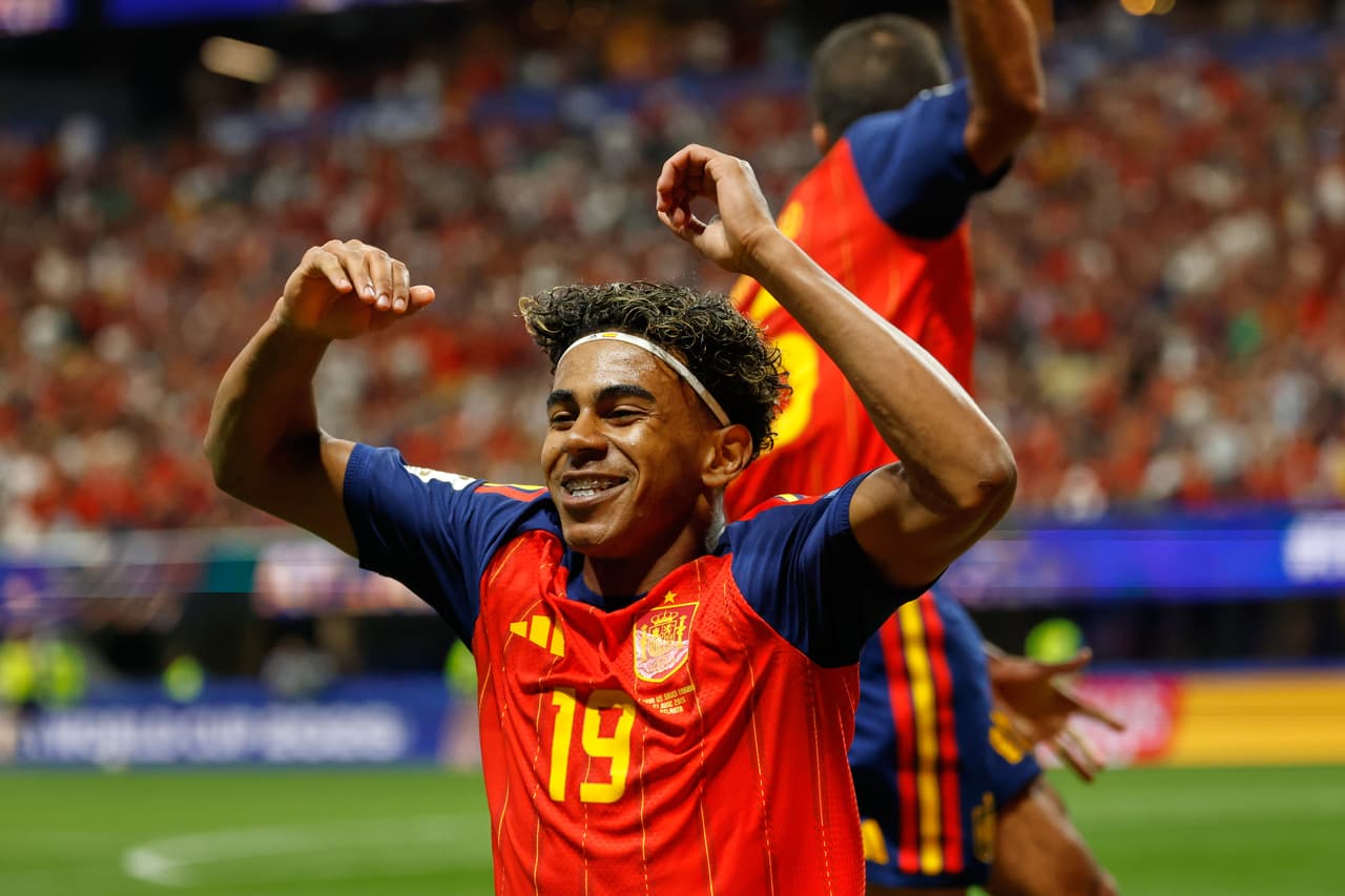 Lamine Yamal, quien es astro del Barcelona, festeja su gol.