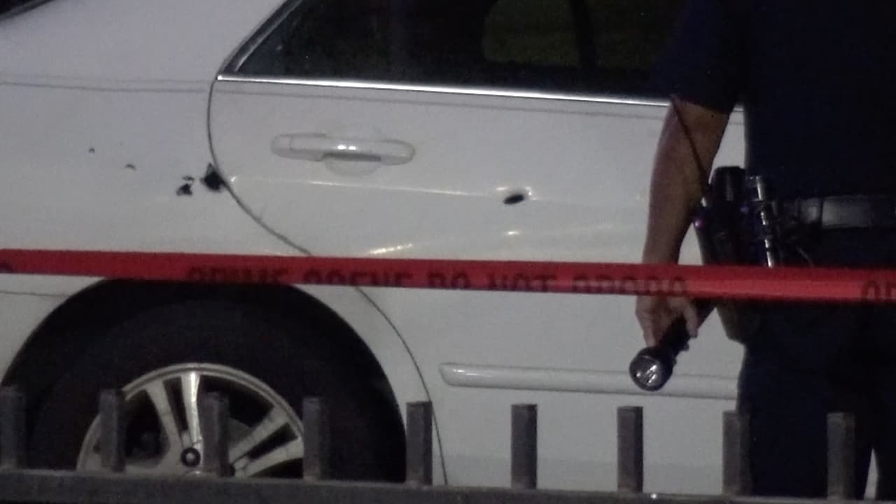 Mueren dos jóvenes al ser baleados con un rifle AK-47 en Houston: Policía busca a los sospechosos