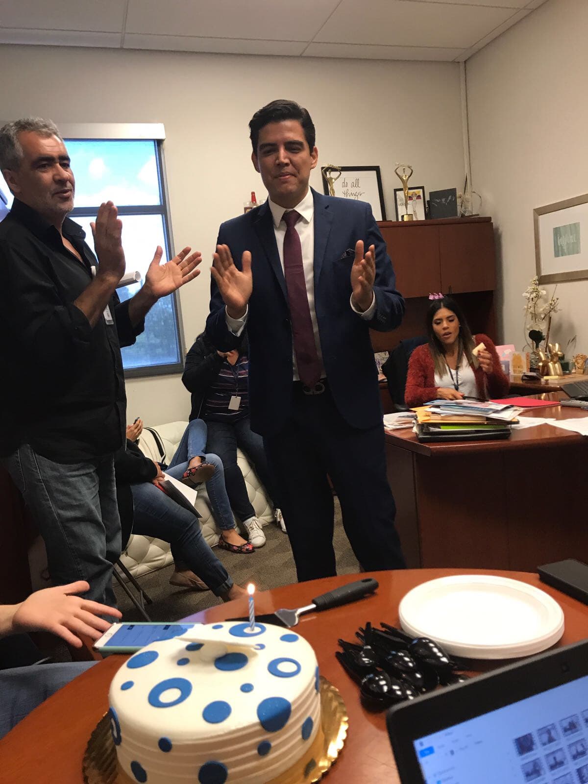 El pasado fin de semana, Orlando celebró su cumpleaños y, la producción del programa, le compró un pastel para celebrarlo.