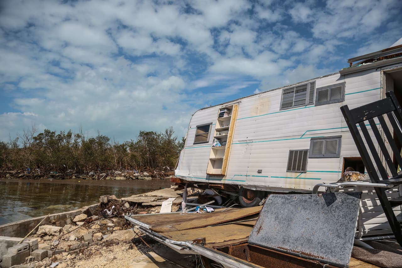 Los Cayos de Florida no tienen defensas ante estos fenómenos ya que son pequeñas franjas de tierra unidas por una sola vía de entrada y salida por tierra. Dicha carretera se transformó en el camino de huida de los residentes que tenían orden de evacuación obligatoria.