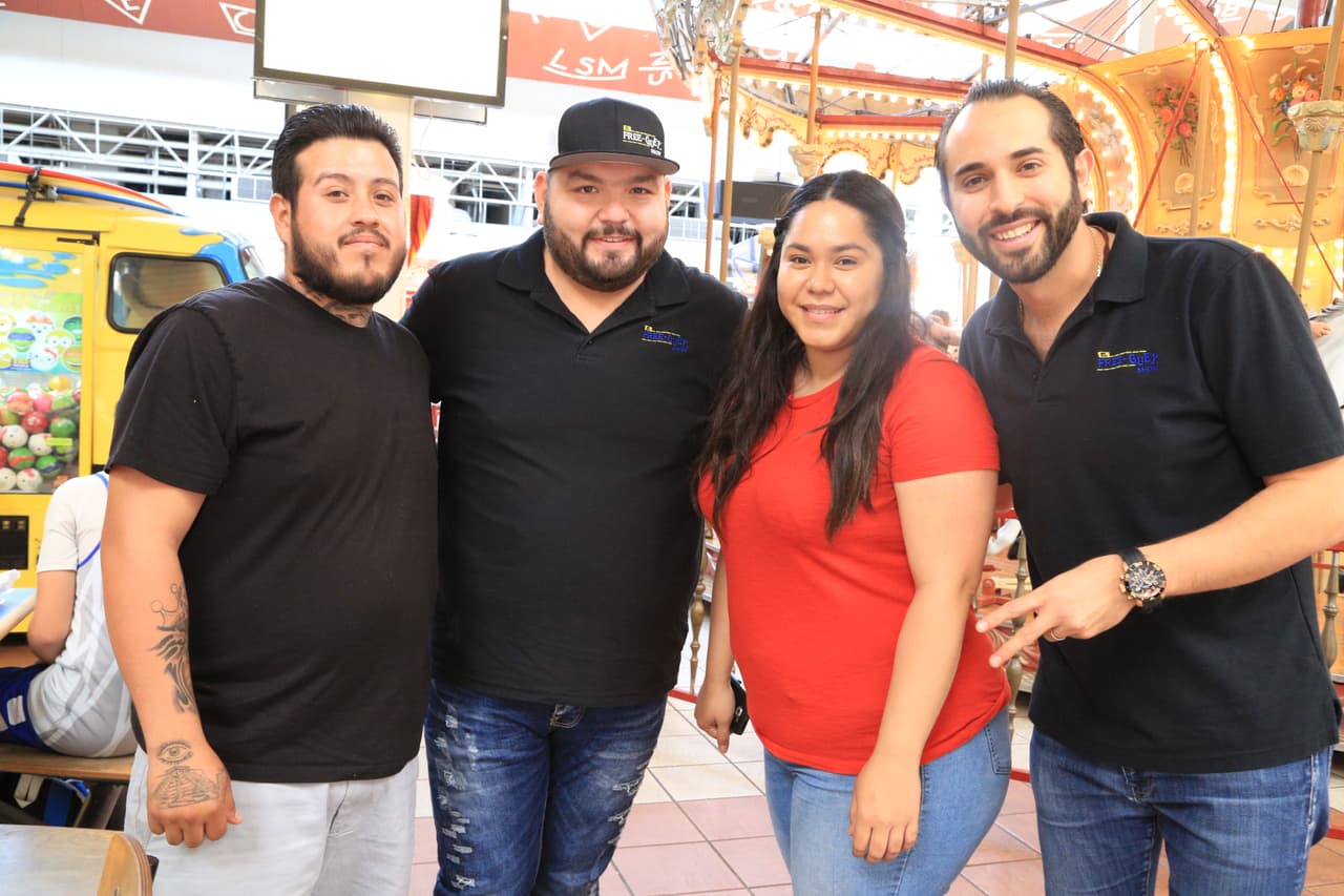 Los tres locutores se fueron a las calles de Dallas y tuvieron la oportunidad de conocer algunos de sus seguidores.