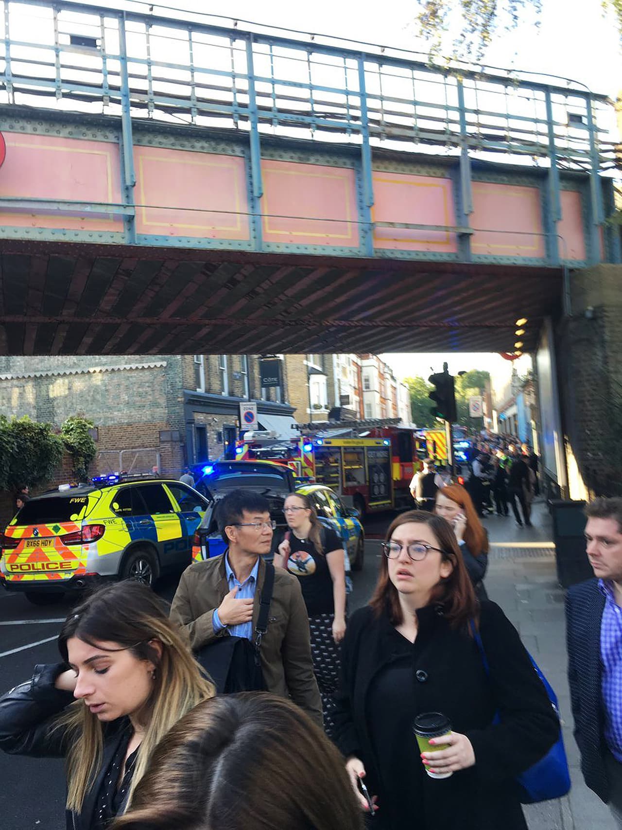 Los pasajeros fueron rápidamente desalojados de la estación Parsons Green al reportarse el incidente.
