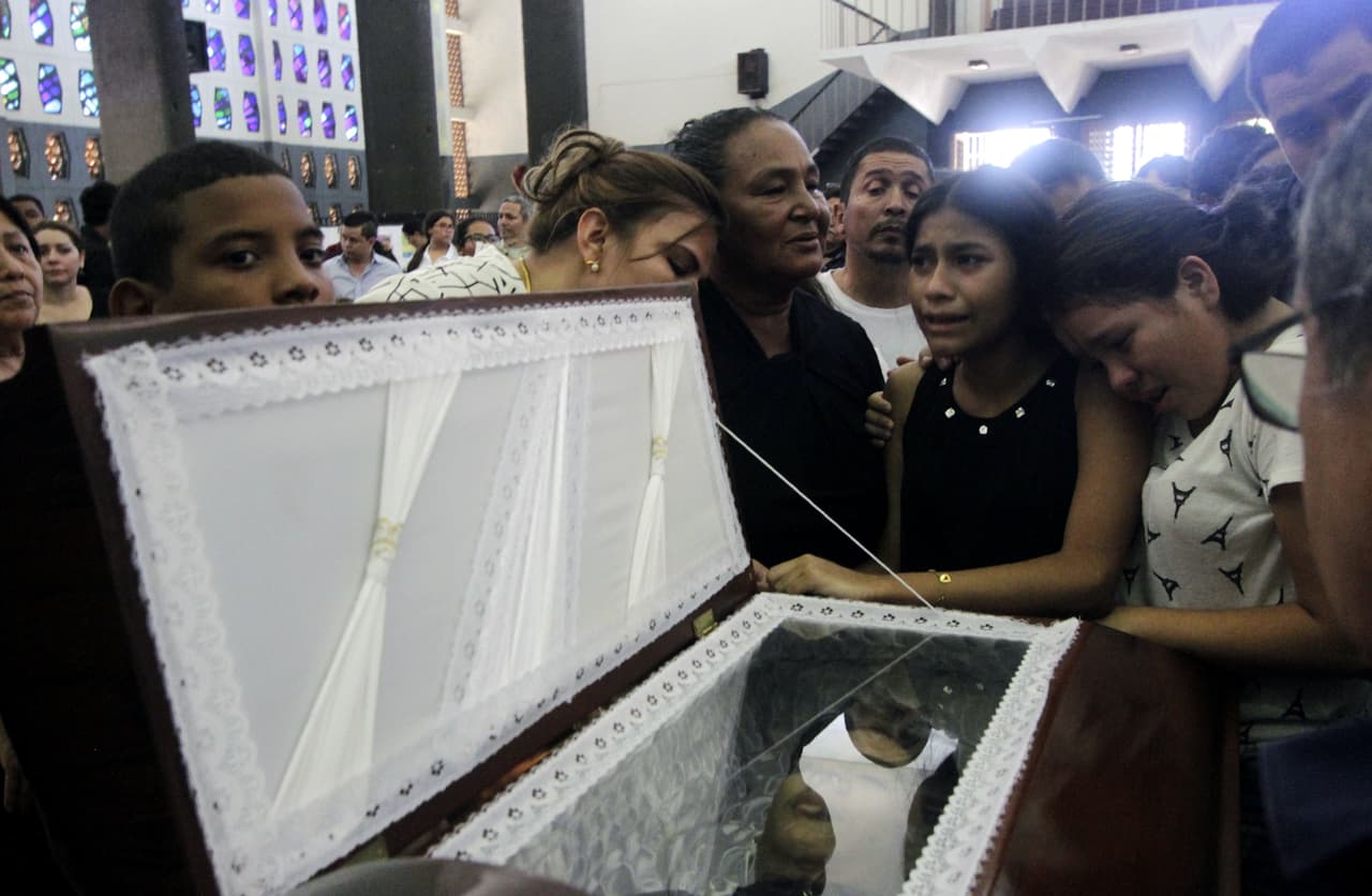 Según el recuento oficial, esta ola de protestas y la correspondiente represión de policía y grupos civiles armados ha dejado ya 
<b>once muertos</b>. Sin embargo, según la Iniciativa Nicaragüense de Defensores de Derechos Humanos y el Centro Nicaragüense de Derechos Humanos (Cenidh), 
<b>los fallecidos a primera hora de la tarde del sábado eran 24</b>. Las organizaciones independientes publicaron una lista con los nombres de las víctimas que, dijeron, remitirán a organismos internacionales de derechos humanos. En la fotografía, amigos y familiares lloran junto al ataúd de Álvaro Conrado (15), un estudiante de secundaria asesinado durante una protesta. 
<br>
<br>
<br>