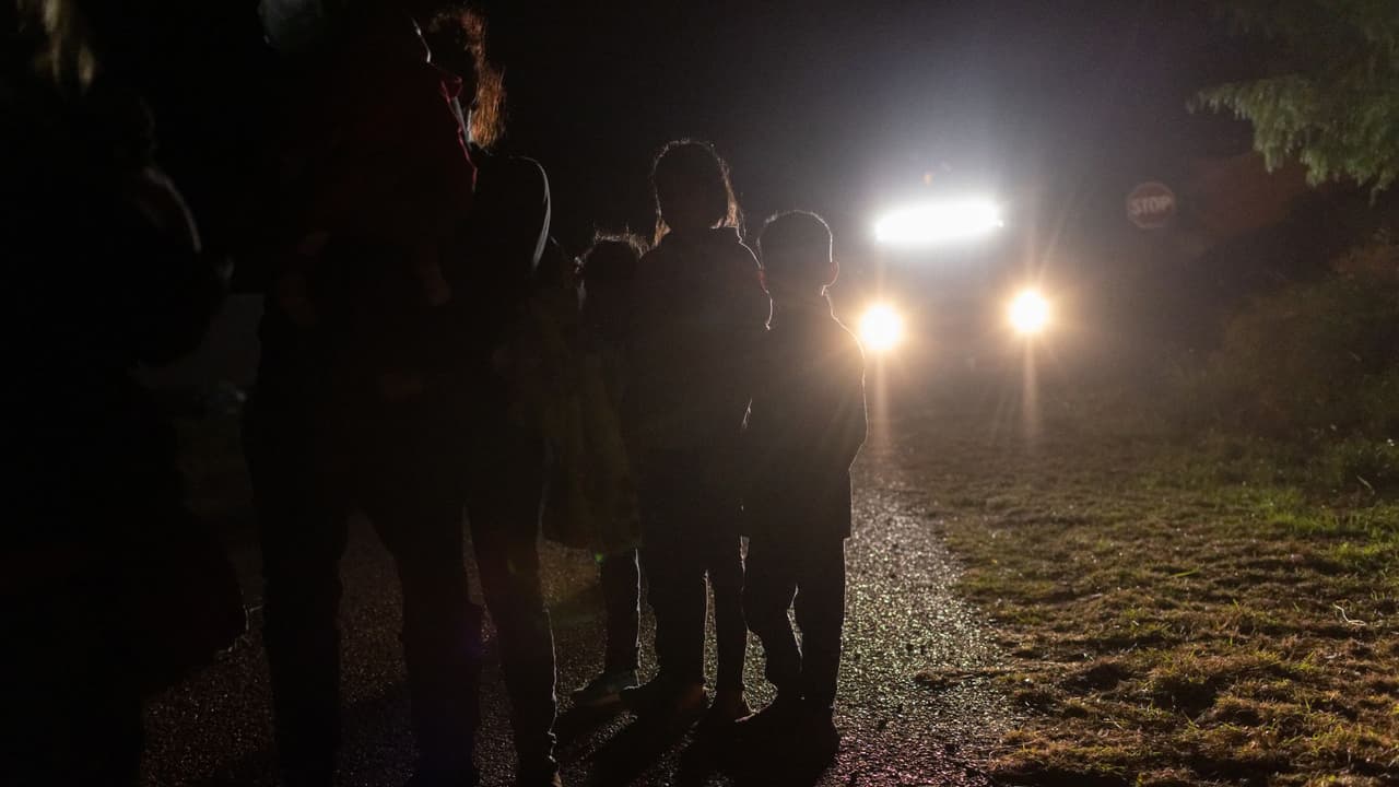 La cadena CBS obtuvo documentos del gobierno federal que revelan que más de 2,000 menores que fueron deportados con sus padres bajo el Título 42 volvieron a cruzar la frontera solos.