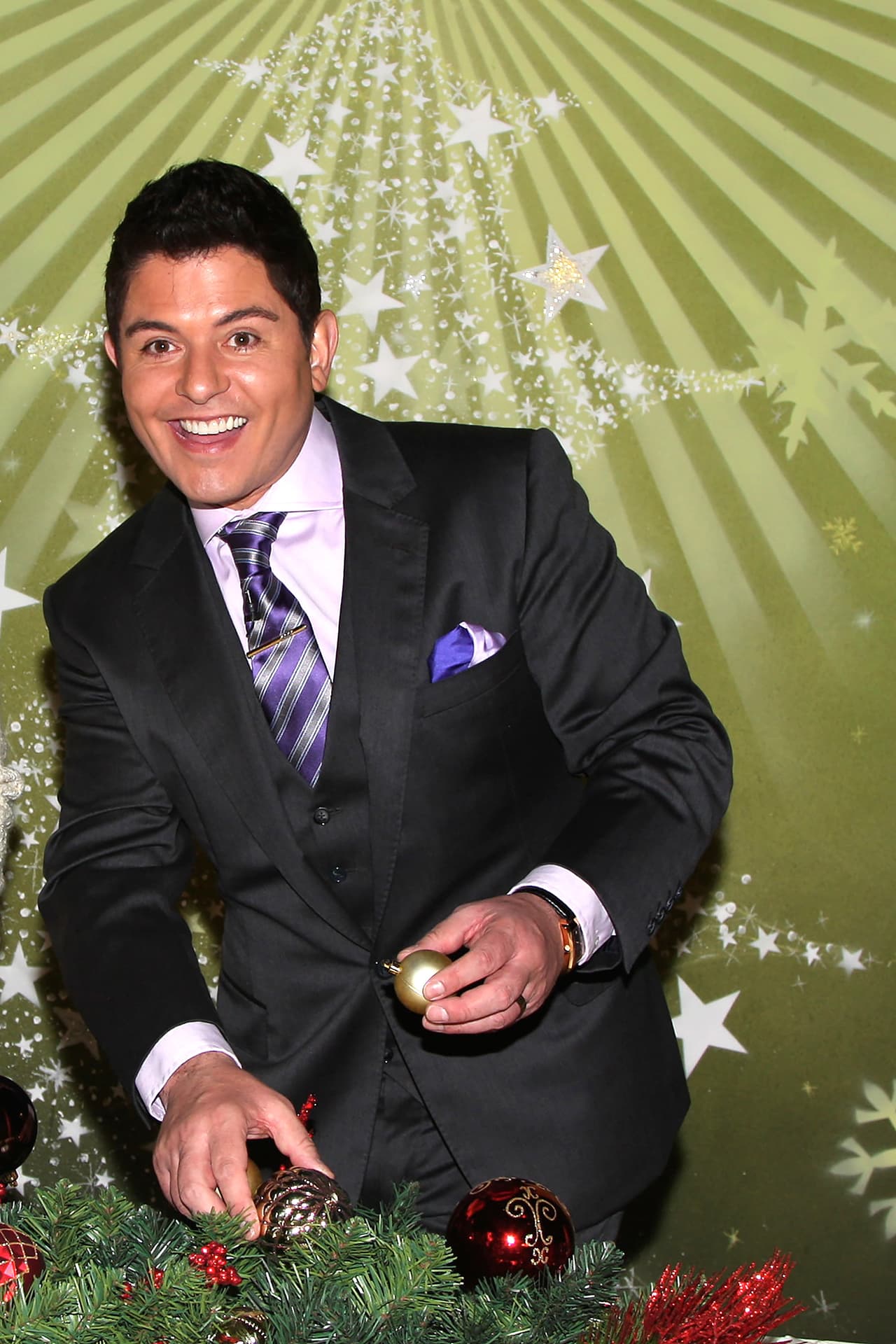 Y por si fuera poco, es un cariñoso esposo y padre de familia.