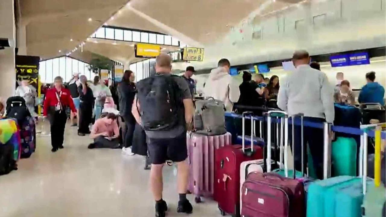 Cientos de vuelos cancelados y retrasados en el área triestatal por fallo en centro de control aéreo