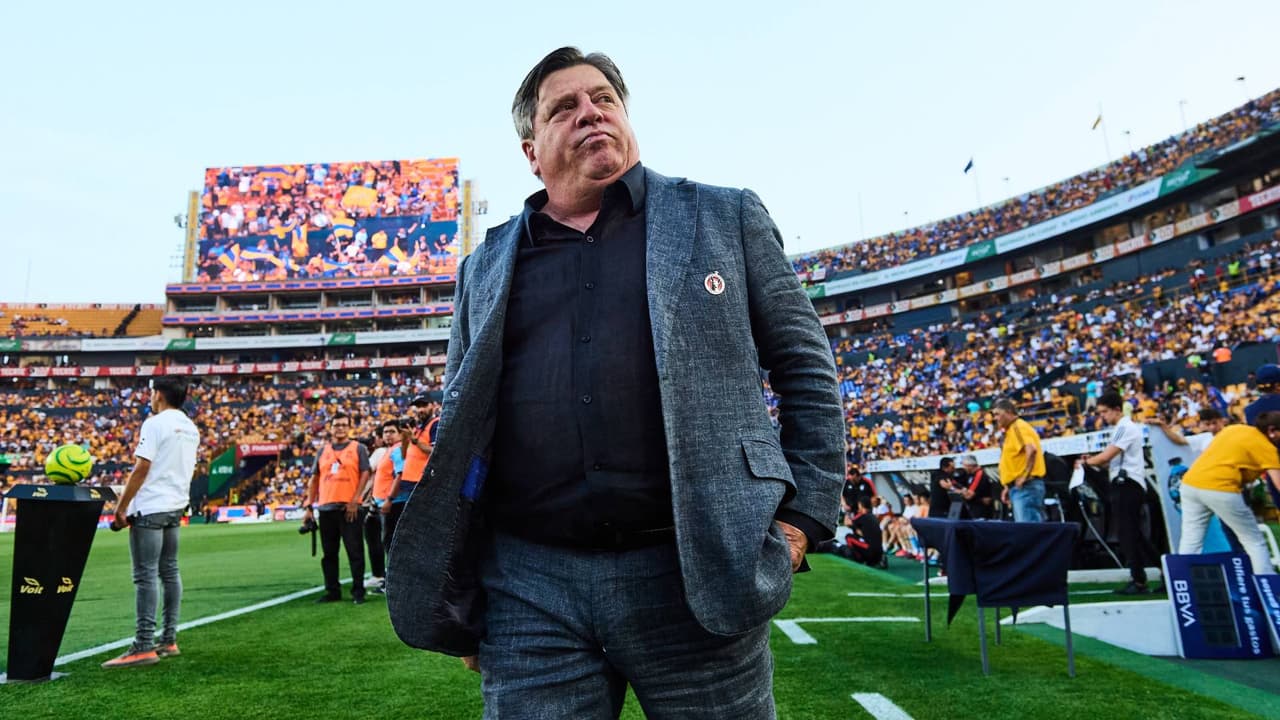 Afición de Tigres despide con cánticos a Miguel Herrera