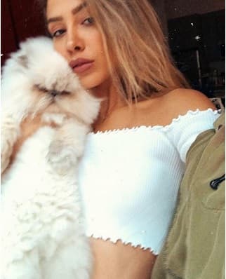 Ante todos estos ataques, 
<b>Michelle había respondido</b> con declaraciones menos agresivas que las de Frida y tratando de mantenerse al margen, afirmando que la situación no era 
<b><a href="https://www.univision.com/famosos/no-es-relevante-porque-el-amor-va-mas-alla-michelle-salas-habla-del-pleito-con-frida-sofia-fotos" target="_blank">“relevante porque el amor va más allá”</a></b>.