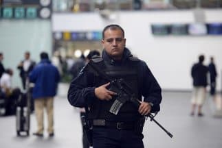 Un agente de la policía federal mexicana custodia las instalaciones del Aeropuerto Benito Juárez en el Distrito Federal de México.