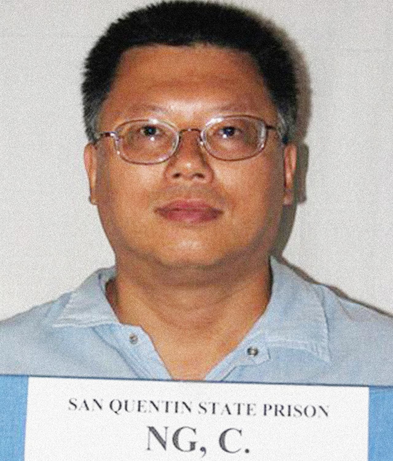 <b>Charles Ng.</b> Condenado a muerte por someter a esclavitud sexual y matar a seis hombres, tres mujeres y dos niños en el norte de California. Sus víctimas fueron asesinadas entre 1984 y 1985 en una cabaña rústica en el condado de Calaveras. En esa propiedad las autoridades encontraron más de 40 libras de restos humanos calcinados. Estiman que hasta 19 personas podrían haber sido asesinadas. Fue acusado junto a su cómplice Leonard Lake, quien se suicidó con veneno poco después de ser arrestado.