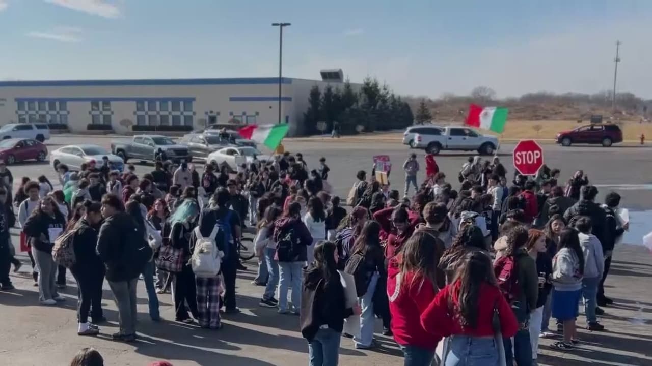 Protesta de estudiantes en Carpentersville: por qué marcharon contra operativos migratorios
