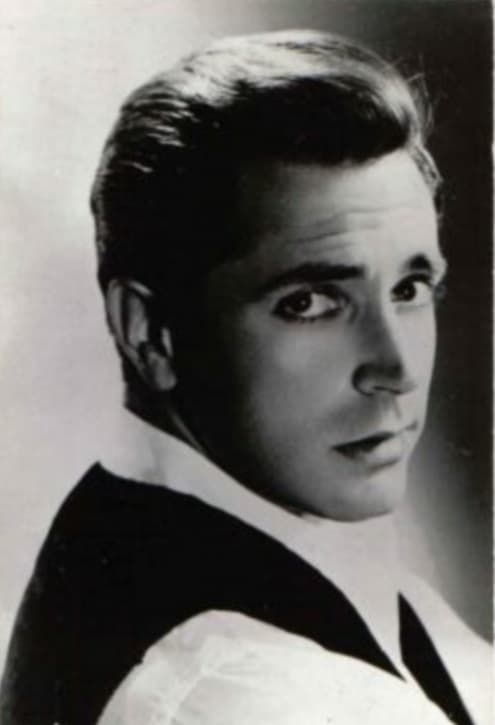 Julio Alemán fue un actor de cine, teatro, televisión y cantante mexicano, que mantenía enamoradas a las jovencitas en los años sesenta y setenta del siglo pasado.