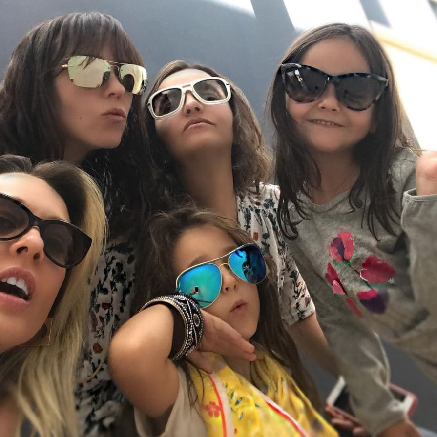 Uno de los pasatiempos de la pequeña de 7 años es hacer locura junto a sus primas y su mamá.