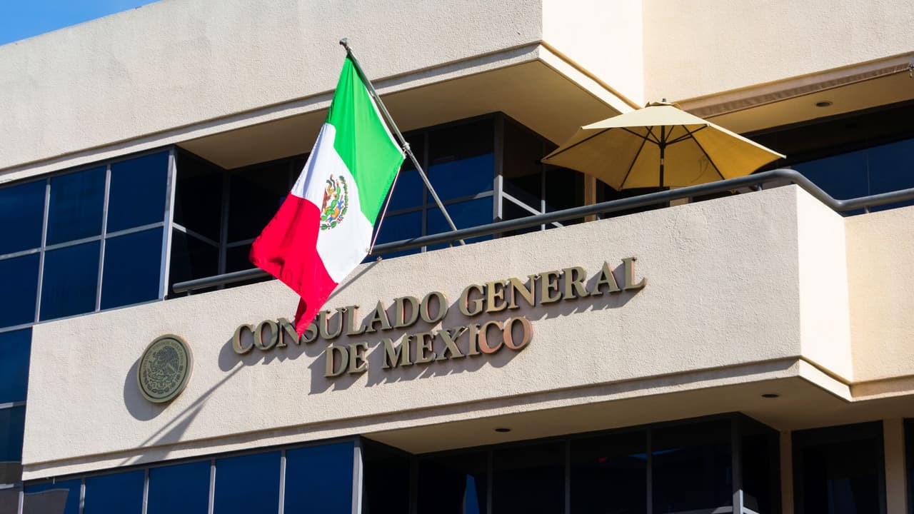 <h3 class="cms-H3-H3">Cómo avanzar desde Estados Unidos</h3> Los consulados mexicanos son aliados clave. Muchas sedes, como Nueva York o Los Ángeles, tienen
<b>ventanillas específicas para orientar a connacionales en temas de seguridad social</b>. Ahí te guían sobre
<b>cómo afiliarte, cómo pagar desde el extranjero y qué beneficios puedes dar de alta para tu familia</b>. Es importante guardar todos los comprobantes de inscripción y verificar tu Número de Seguridad Social (NSS). Ese número es tu llave en México:
<b>con él se registran semanas, servicios y también derechos a créditos de vivienda como los de Infonavit o Fovissste.</b>
<br>Los costos cambian cada año y varían por edad o nivel salarial elegido. Antes de pagar, conviene consultar las tablas vigentes en el portal del IMSS.
<b>Así evitas sorpresas y eliges lo que realmente se ajusta a tu plan de vida.</b>